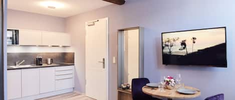 Fridge, microwave, dishwasher, coffee/tea maker