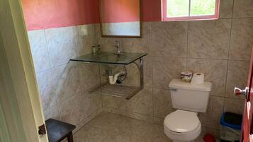 Douche, articles de toilette gratuits, serviettes fournies, shampoing