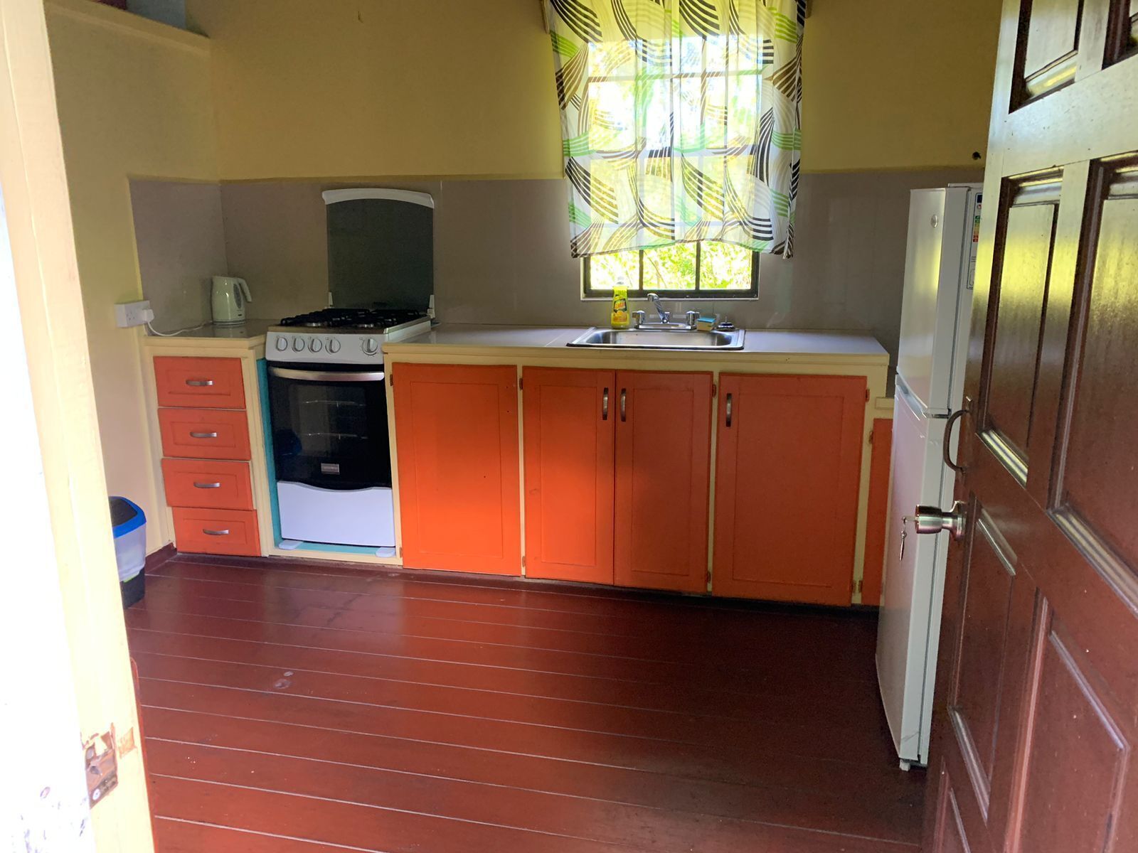 Refrigerador, parrilla de estufa y tetera eléctrica 