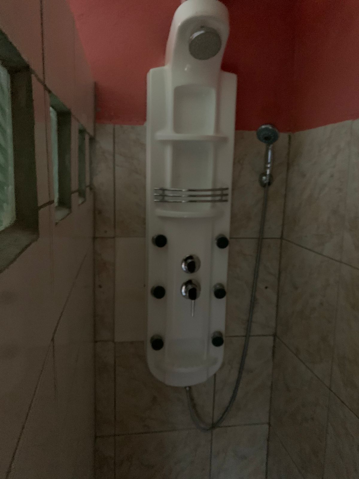 Suihku, ilmaiset hygieniatuotteet, pyyhkeet, sampoo