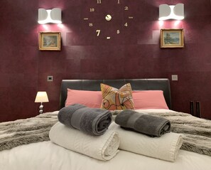 2 bedrooms, travel cot, WiFi, bed sheets