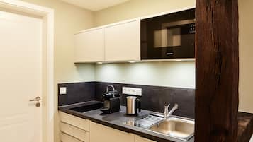 Kühlschrank, Mikrowelle, Herdplatte, Wasserkocher mit Kaffee-/Teezubehör