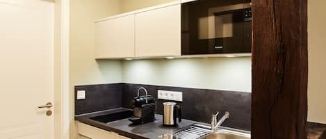 Réfrigérateur, micro-ondes, plaque de cuisson, cafetière/bouilloire