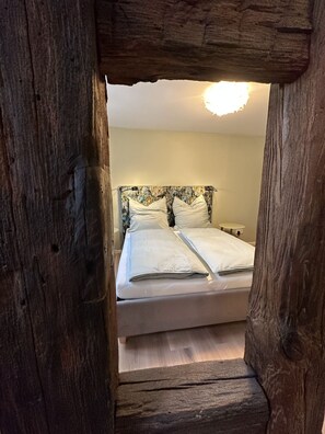 1 bedroom, free WiFi, bed sheets - Half-timbered romance at the cathedral (Fulda)