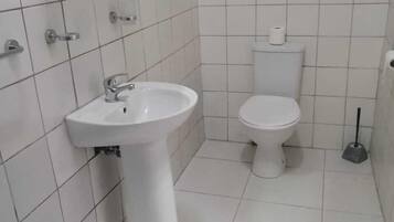 Basic Room | Bathroom