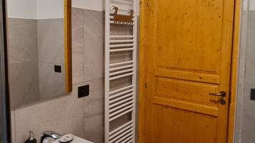Camera Deluxe con letto matrimoniale o 2 letti singoli, frigorifero, vista montagna | Bagno | Doccia, set di cortesia gratuito, asciugacapelli, bidet