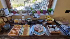 En frukostbuffé med ett varierat utbud av mat och tillbehör.