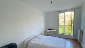 Una camera da letto con un letto, una scrivania e una finestra.