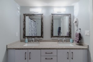 Een douche, een haardroger, handdoeken