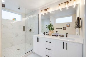 Badewanne, Haartrockner, Handtücher