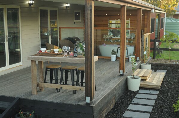 Outdoor dining - "Wagtail Nest"- Country Charm, Relaxing Retreat! (Longford)