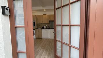 Een koelkast, een magnetron, een oven, een kookplaat