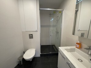 Een douche, een haardroger, handdoeken