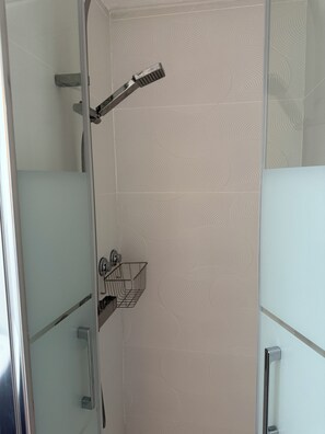 Een douche, een haardroger, handdoeken, toiletpapier