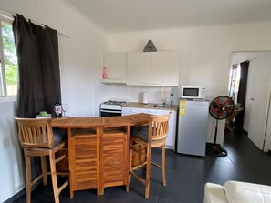 Apartment, 1 Queen Bed | Dining