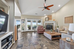 Smart TV, lareira, aparelho de som, monitores de computador