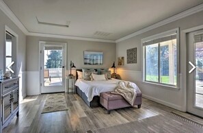 4 chambres, bureau, fer et planche à repasser, lit de bébé portatif