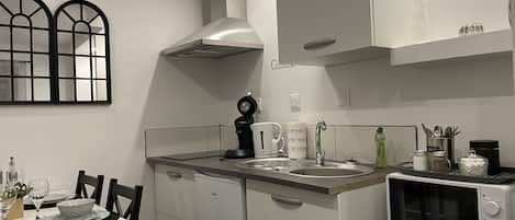 Kühlschrank, Mikrowelle, Herdplatte, Wasserkocher mit Kaffee-/Teezubehör