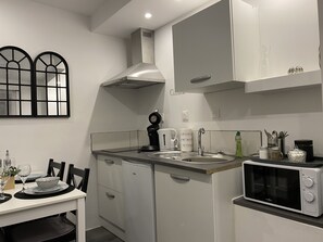 Frigorífico, microondas, placa de cocina y cafetera o tetera