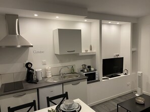 Refrigerador, microondas, parrilla de estufa y cafetera y tetera 