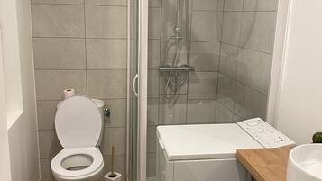 Douche, sèche-cheveux, serviettes fournies, savon