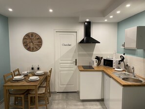 Frigorífic, microones, placa de cuina i cafetera i tetera 