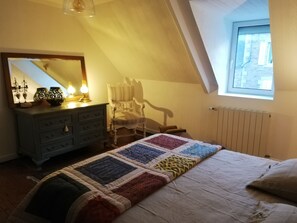 1 bedroom, travel cot, bed sheets - Town house 500m from the Port of Paimpol (Paimpol)