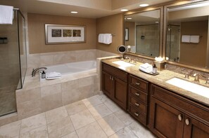 Tina, secadora de cabello, toallas, jabón 