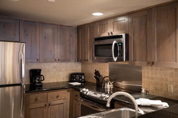 Refrigerador, microondas, horno y parrilla de estufa 