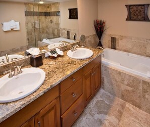 Tina, secadora de cabello, toallas, jabón 