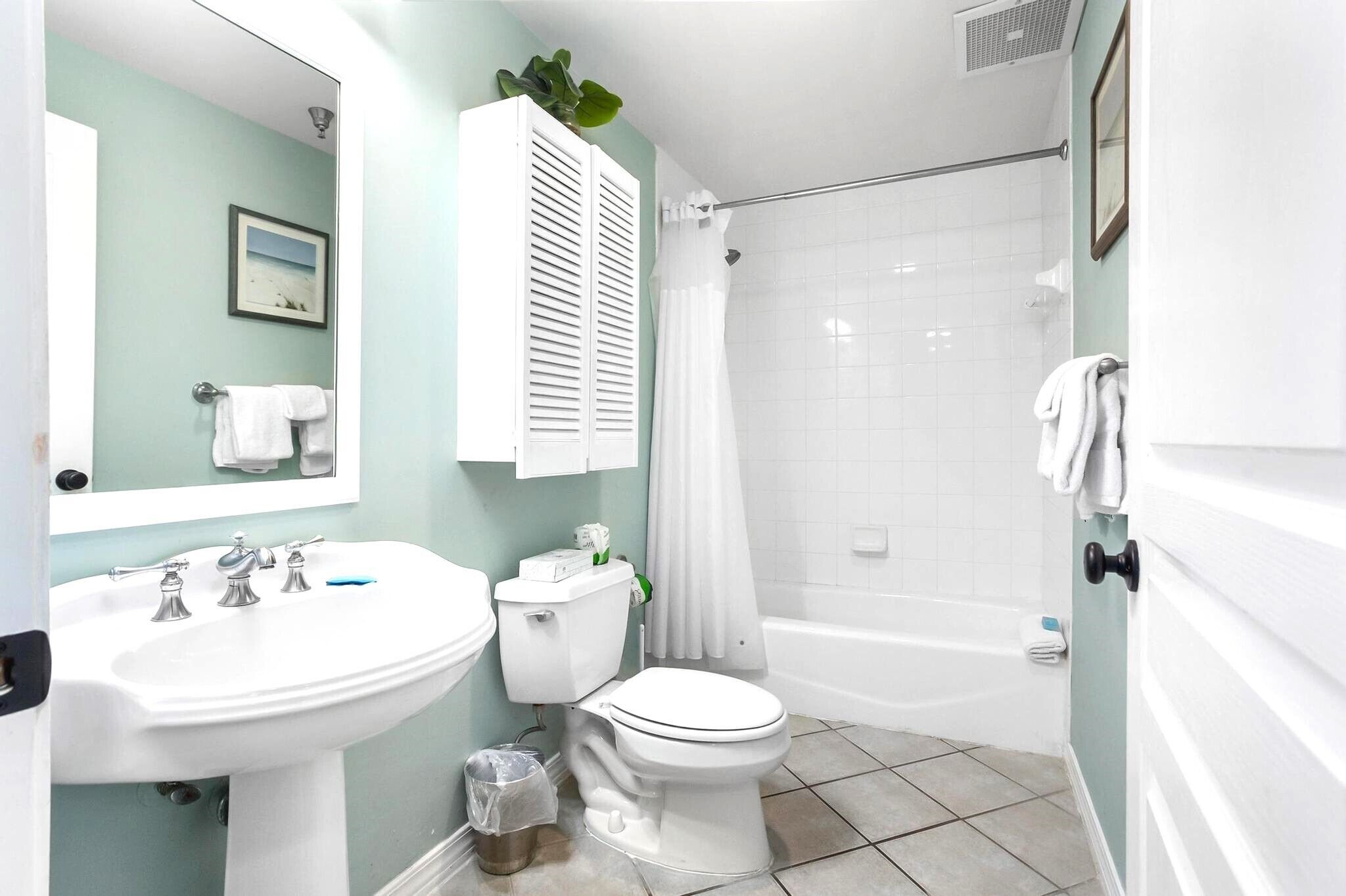 Une salle de bain avec un lavabo, des toilettes et une douche.