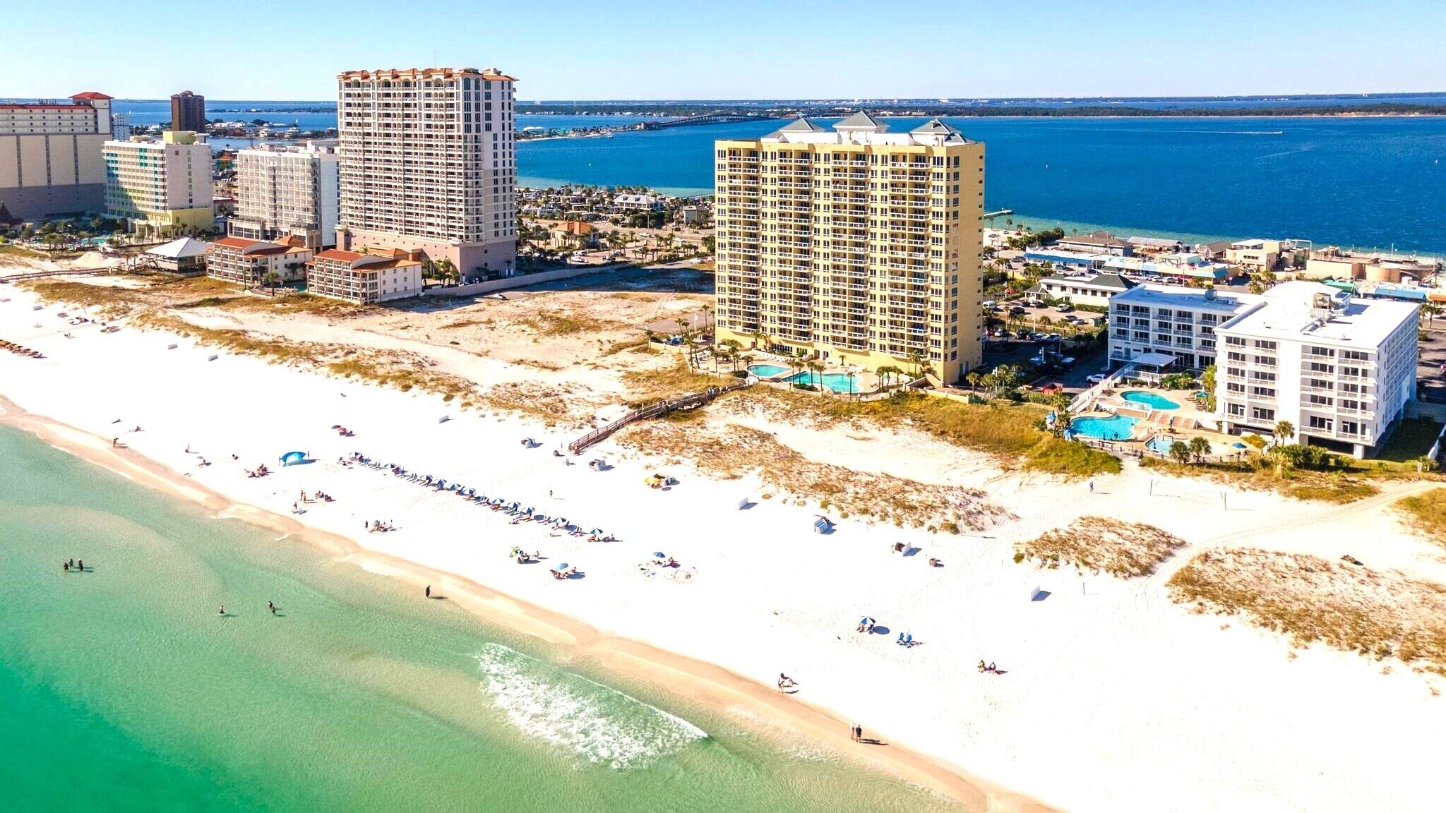 Sulla spiaggia, lettini da mare, teli da spiaggia