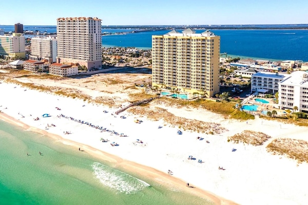 På stranden, solsenger og strandhåndklær