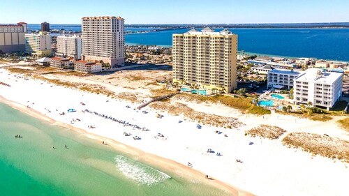 Stunning beachfront 2/2 condo - Breathtaking views / Private pools!