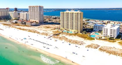 Stunning beachfront 2/2 condo - Breathtaking views / Private pools!