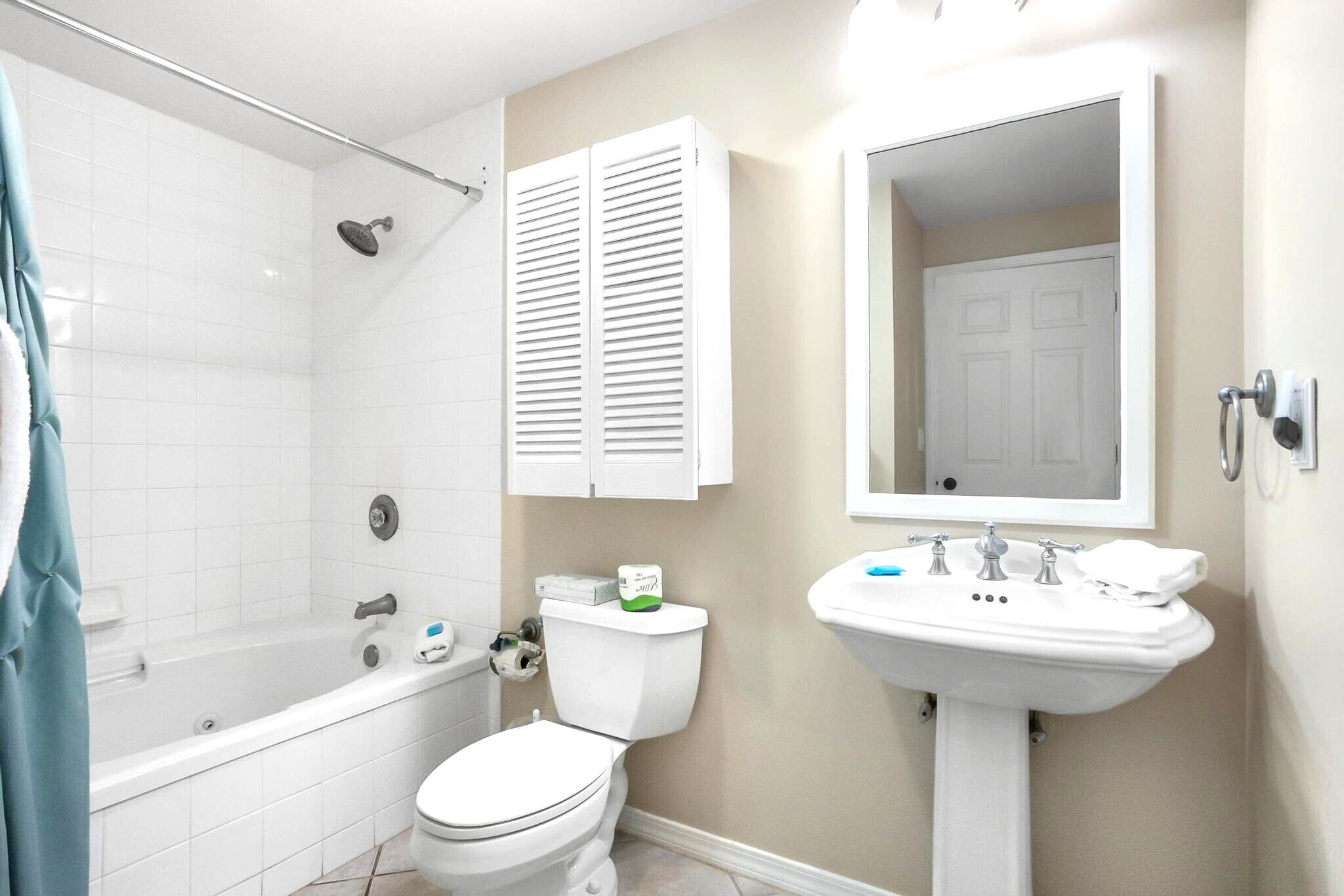 Een badkamer met een bad, toilet en wastafel.