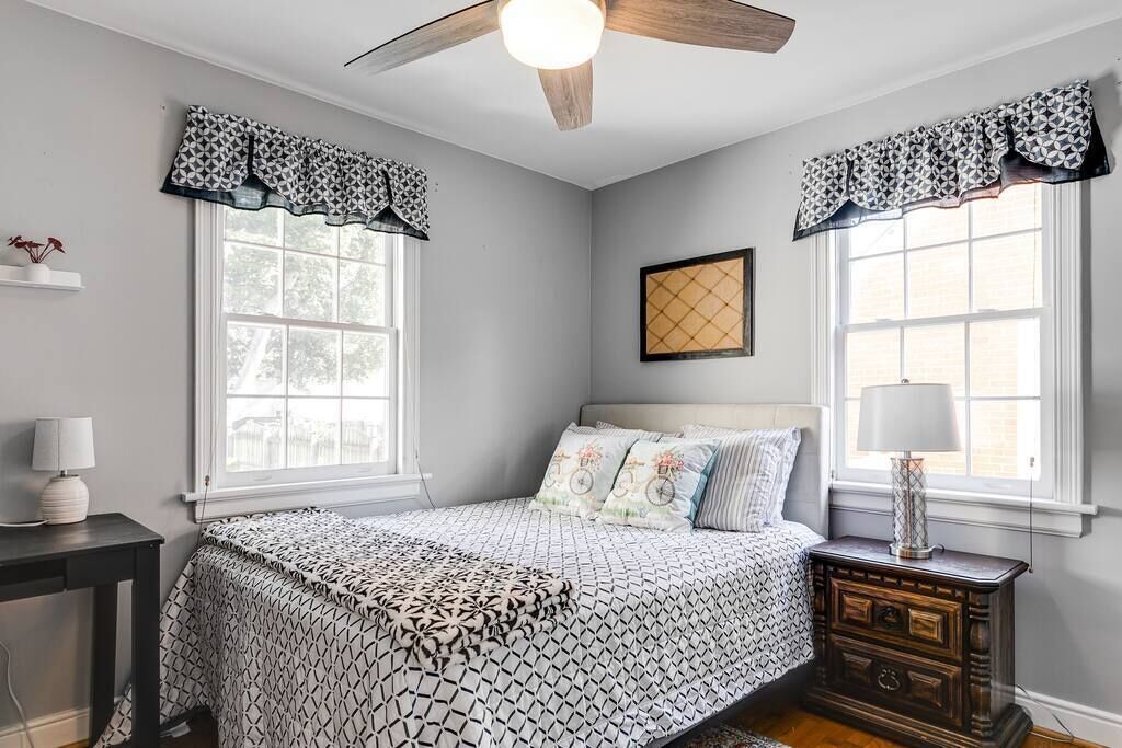 3 habitaciones, escritorio y tabla de planchar con plancha 