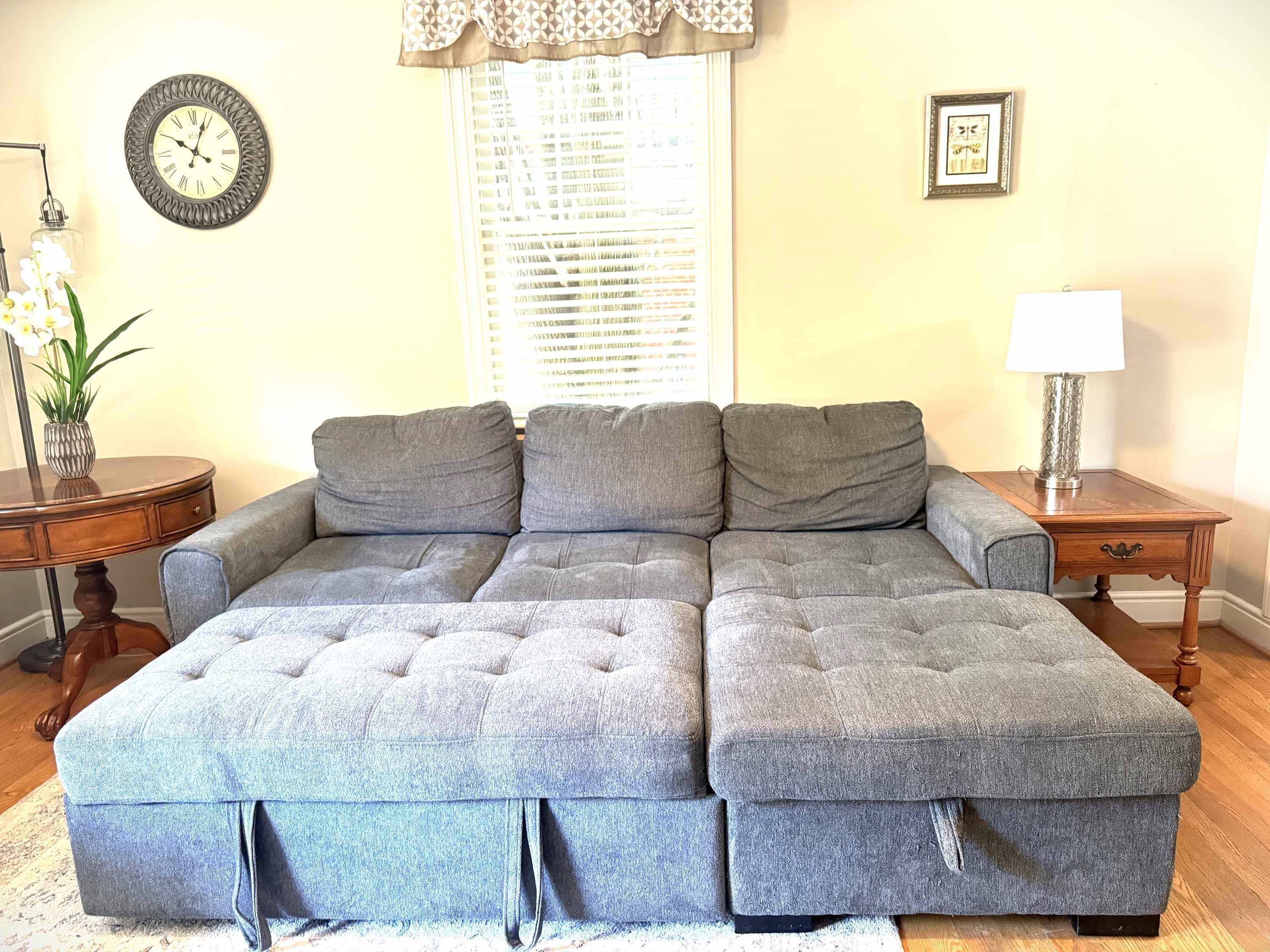 Fernseher, Bücher, Arbeitsbereiche