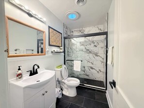 Badewanne, Haartrockner, Shampoo