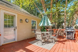 Outdoor dining - The Sweet Family retreat/Fenced & Free Parking (Richmond)