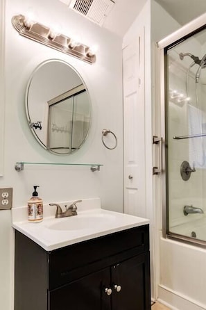 Bathtub, hair dryer, towels - The Sweet Family retreat/Fenced & Free Parking (Richmond)