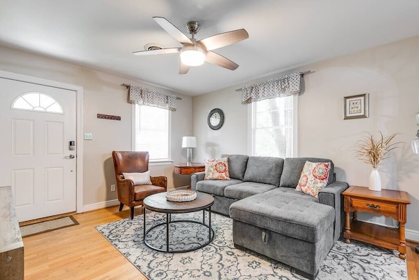 TV, books, offices - The Sweet Family retreat/Fenced & Free Parking (Richmond)