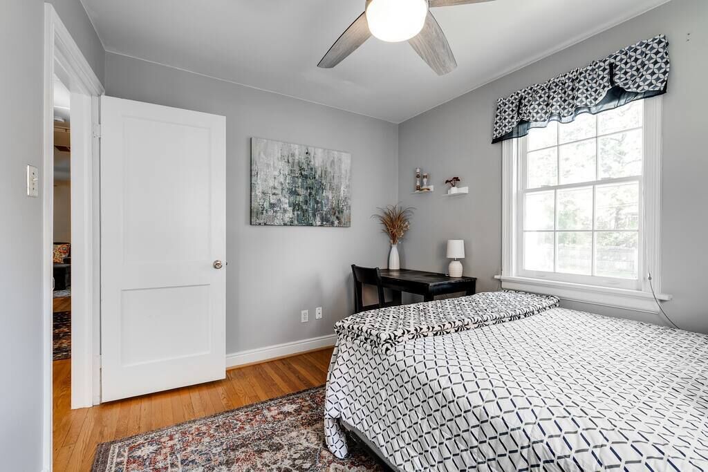 3 bedrooms, desk, iron/ironing board, travel crib