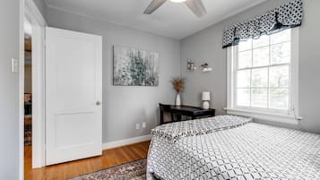 3 habitaciones, escritorio y tabla de planchar con plancha