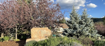 Riverside condo, new modern rustic decor, 10 minutes to Beaver Creek