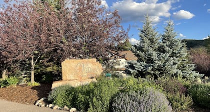 Riverside condo, new modern rustic decor, 10 minutes to Beaver Creek