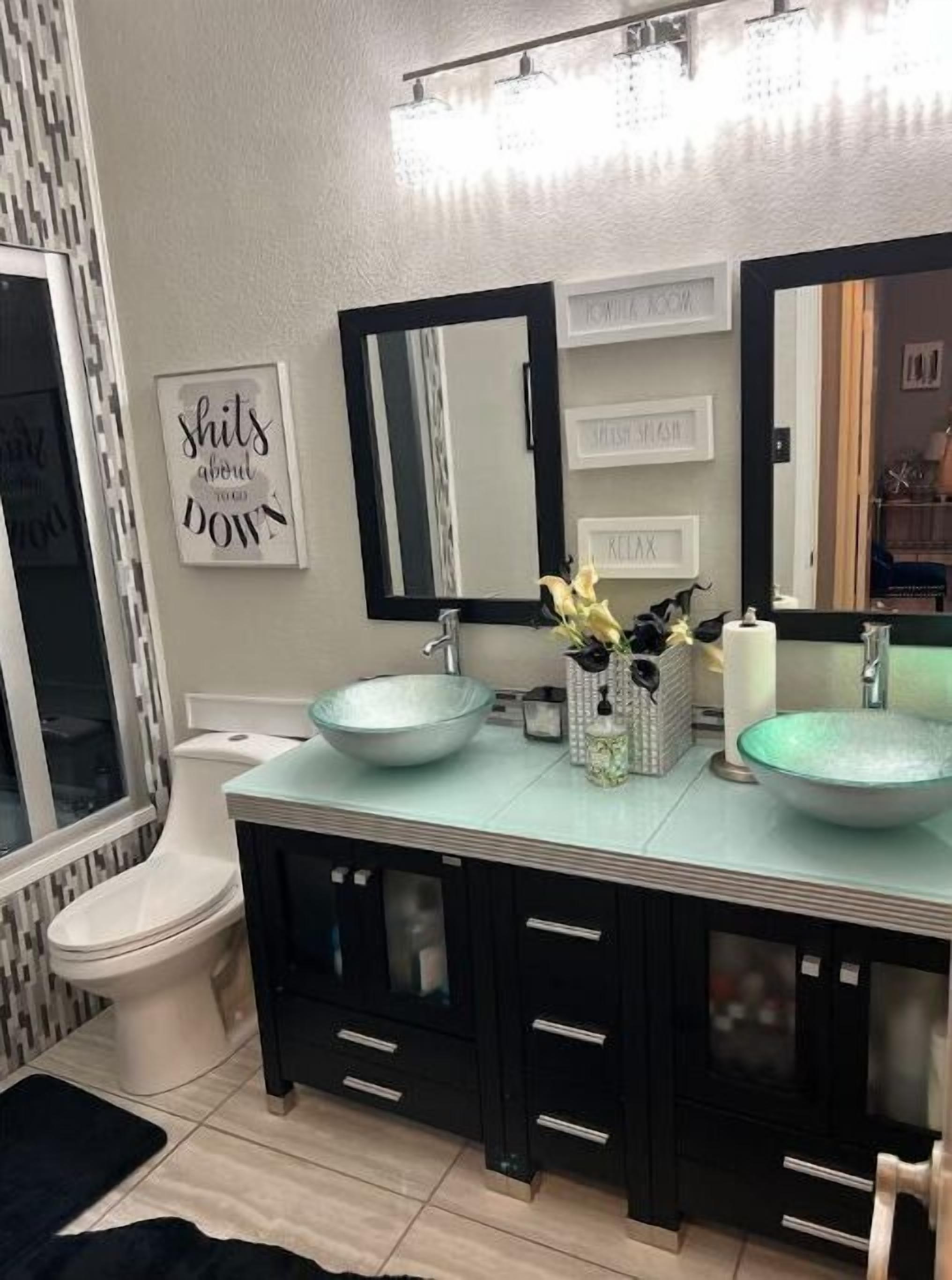 Badekar, hårføner, håndklær og toalettpapir