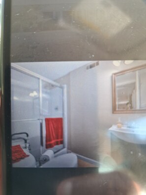 Tina con regadera, secadora de cabello, toallas, jabón 