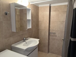Een douche, een haardroger, handdoeken, zeep