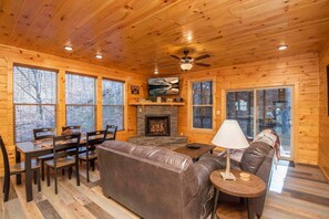 Smart-TV, Kamin, Videospiele, DVD-Player